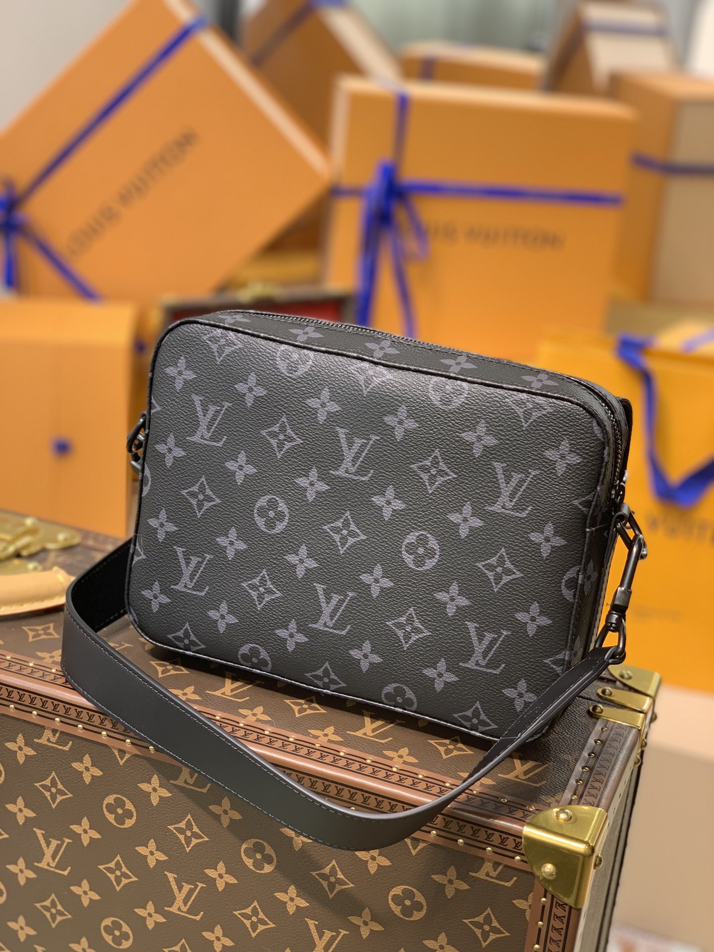 TÚI LOUIS VUITTON STEAMER New Classics Monogram Eclipse Messenger Bag