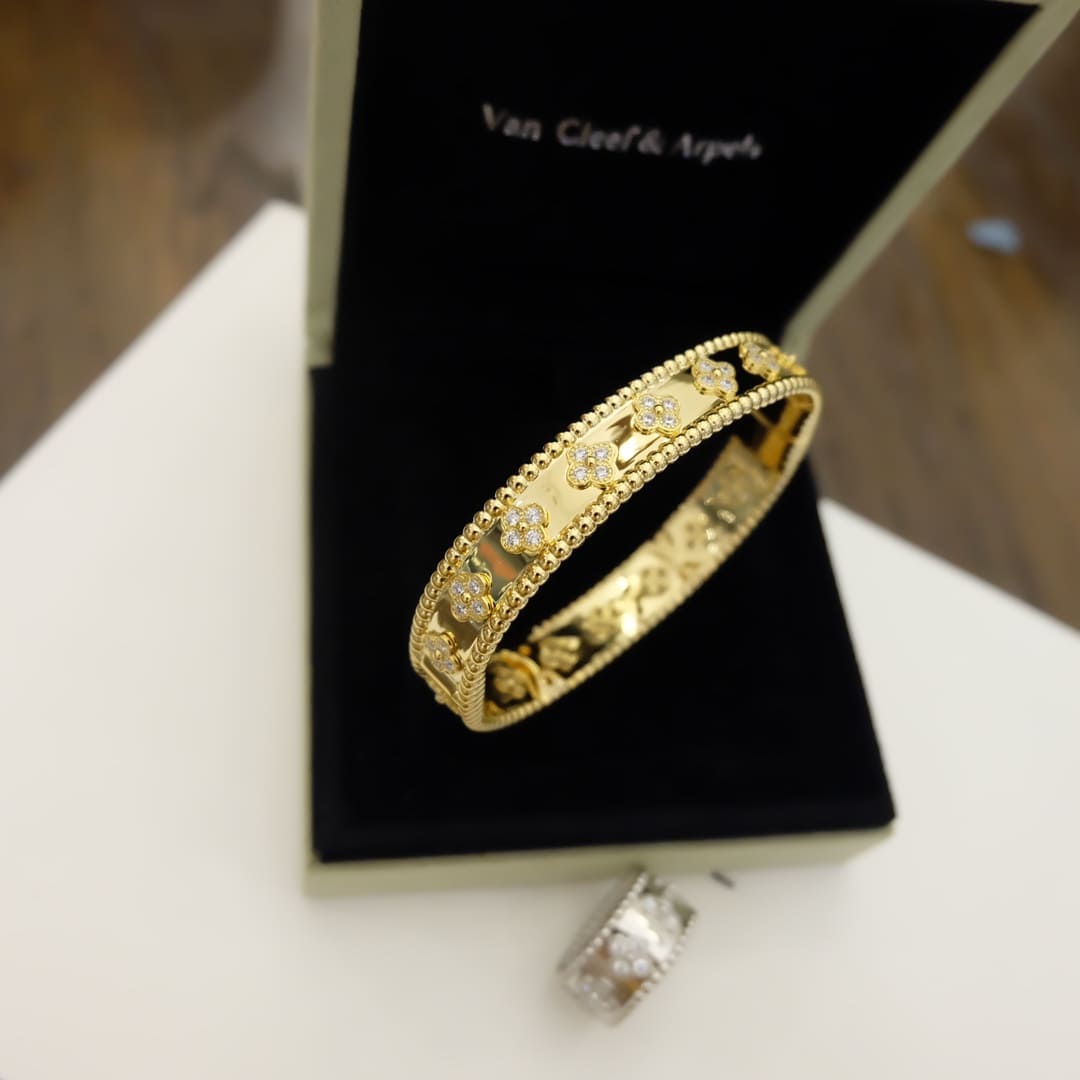 Lắc tay Van Cleef & Arpels Perlee diamond vàng vàng 18K  (Liên hệ để biết giá)