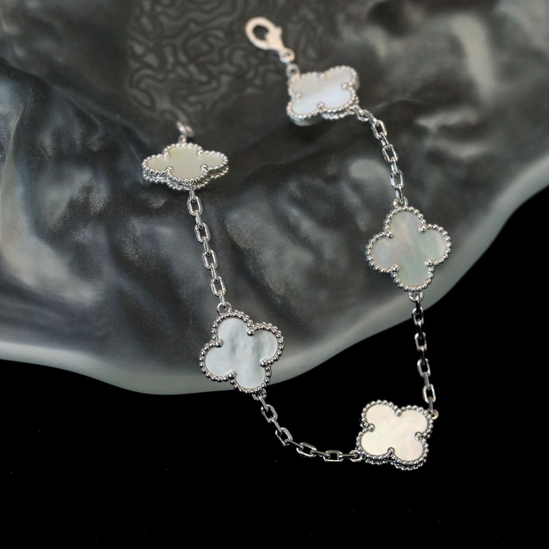 Lắc tay Van Cleef & Arpels ngọc trai vàng trắng 18K  (Liên hệ để biết giá)