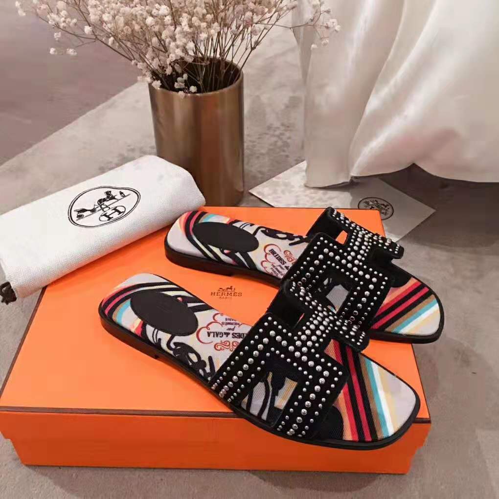 GIÀY Hermes Women Oran Sandal n Suede Goatskin with Palladium Plated Studs and Iconic H Cut-Out-Black SS2022