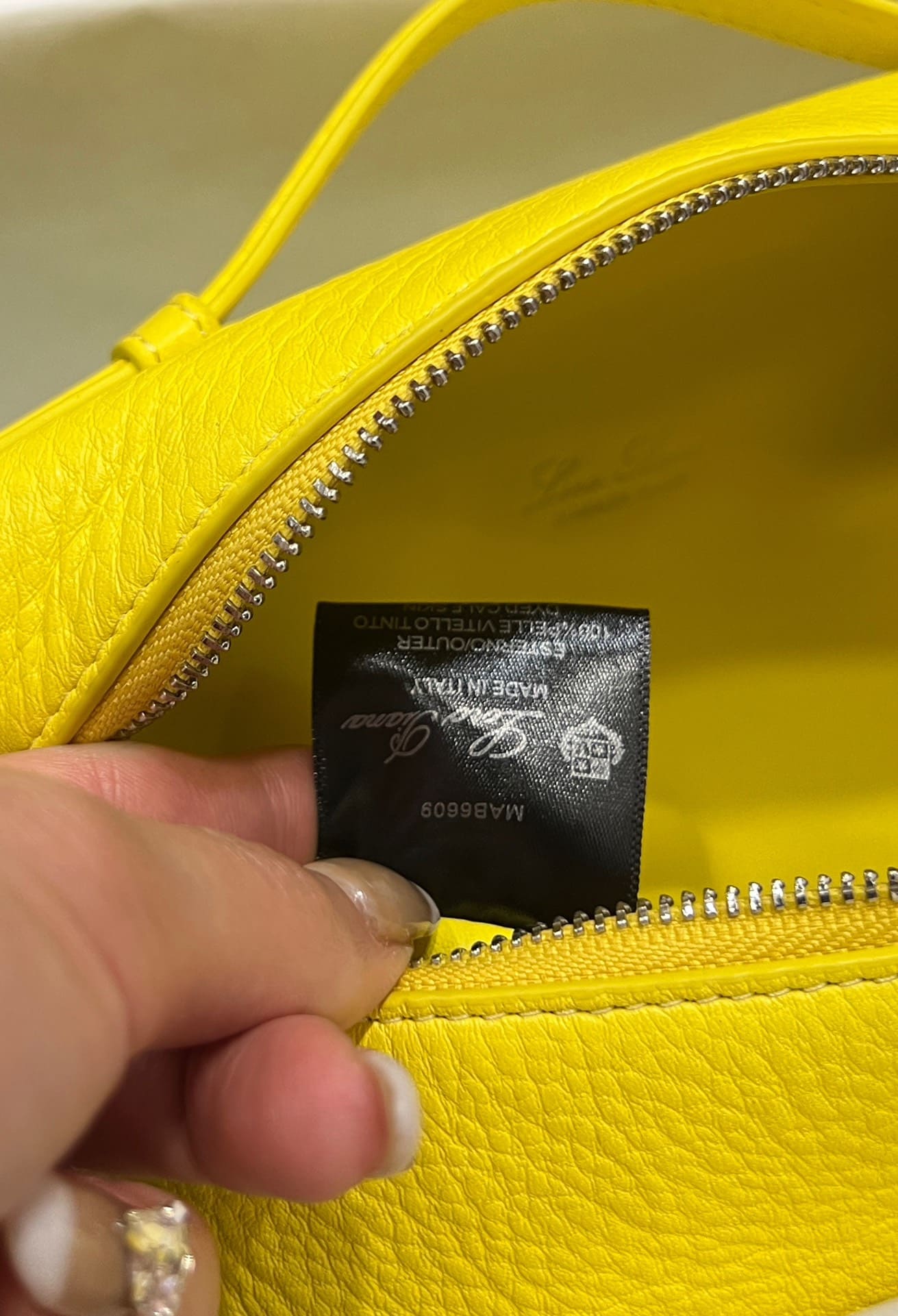 TÚI Loro Piana Women Extra bằng da bê màu vàng