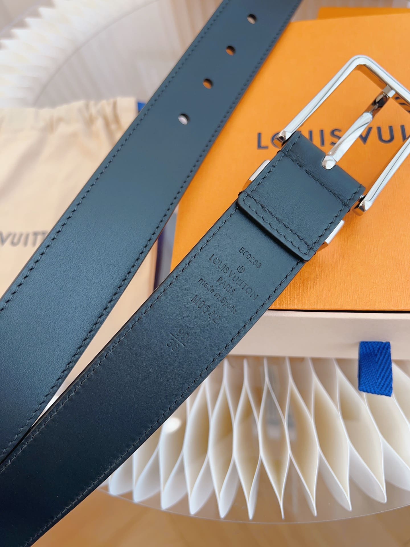 DÂY LƯNG LOUIS VUITTON BLACK CALFSKIN LEATHER Khóa bạc