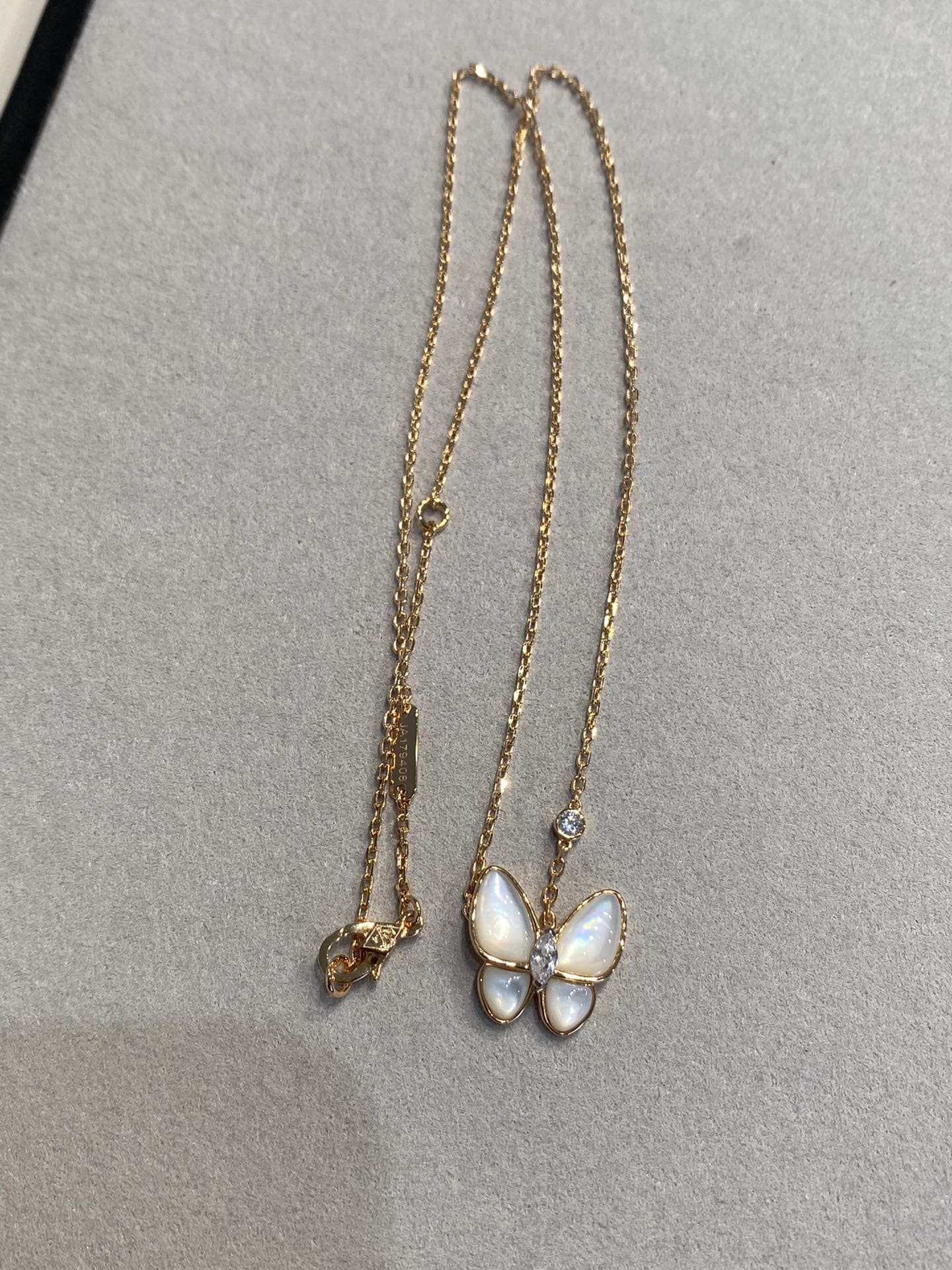 Vòng cổ Van Cleef & Arpels Butterfly ngọc trai vàng hồng 18K  (Liên hệ để biết giá)
