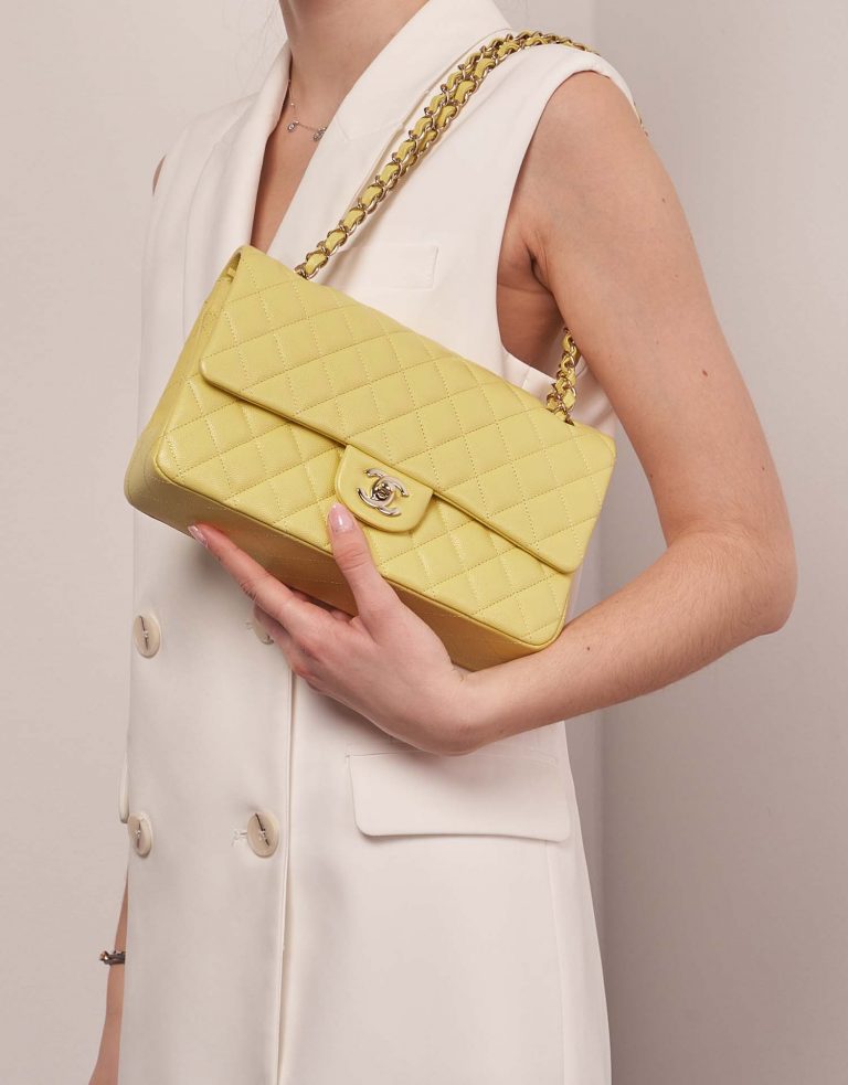 TÚI Chanel Medium Caviar Pastel Yellow
