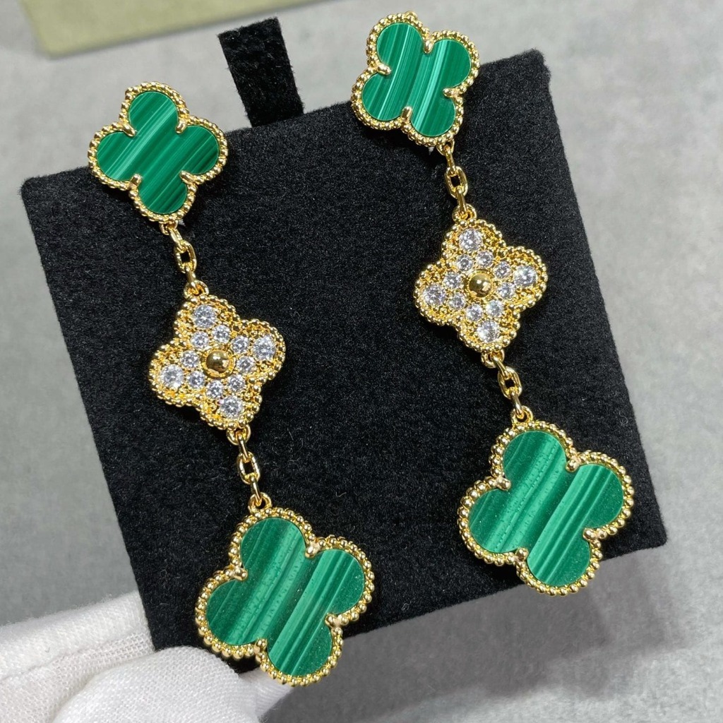 Bông tai Van Cleef & Arpels đá lông công Malachite vàng hồng 18K  (Liên hệ để biết giá)
