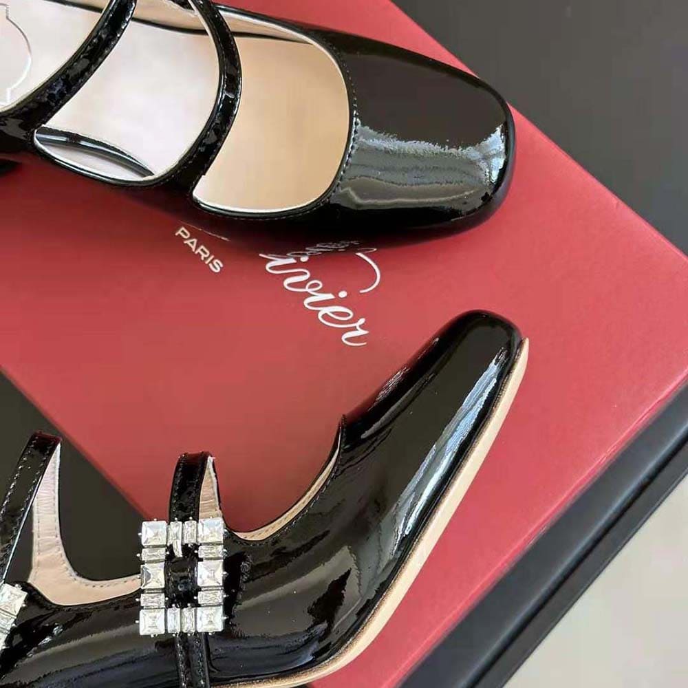 GIÀY Roger Vivier Women Trés Vivier Strass Buckle Mini Babies Pumps in Patent Leather