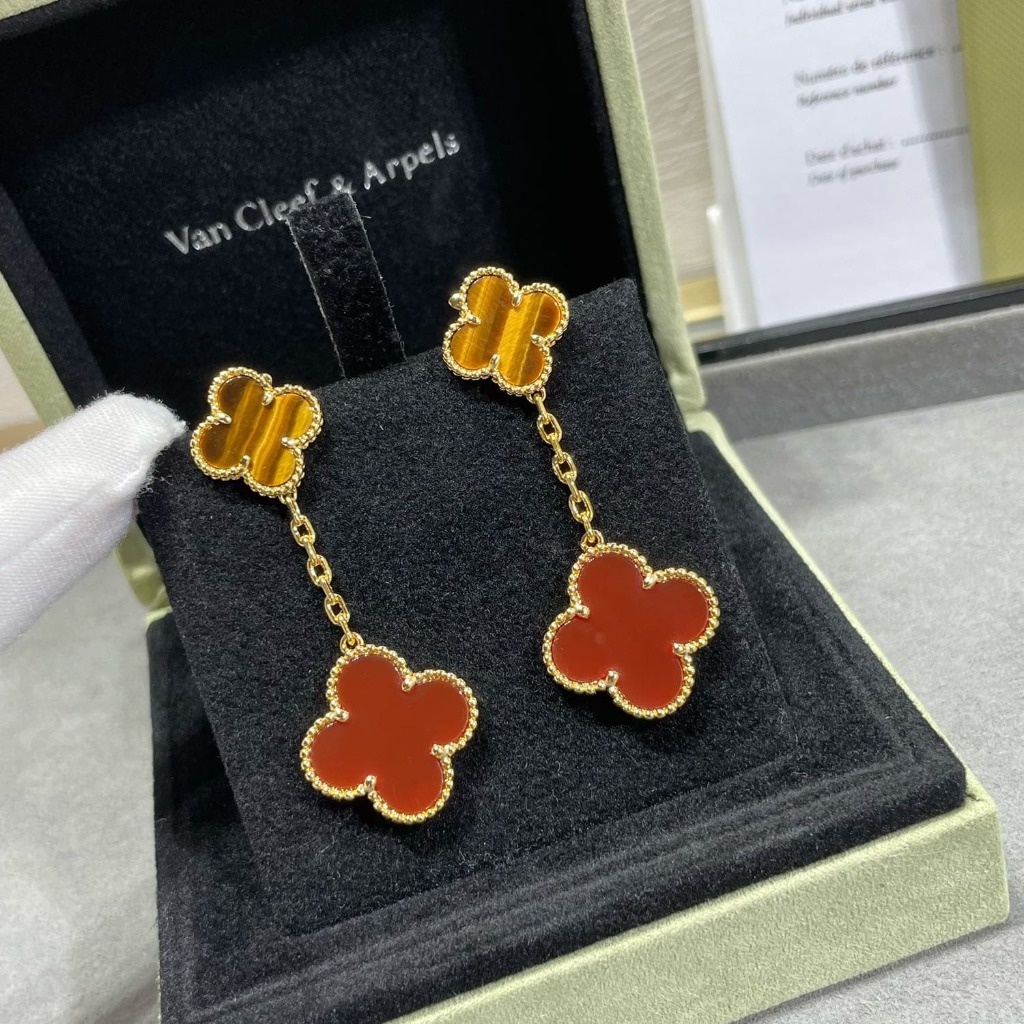 Bông tai Van Cleef & Arpels đá Carnelian và đá mắt hổ vàng hồng 18K  (Liên hệ để biết giá)