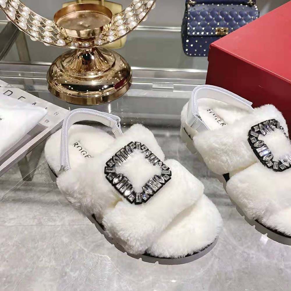 GIÀY Roger Vivier Women Viv’ Winter Fur Strass Buckle Sandals in Sheepskin-White