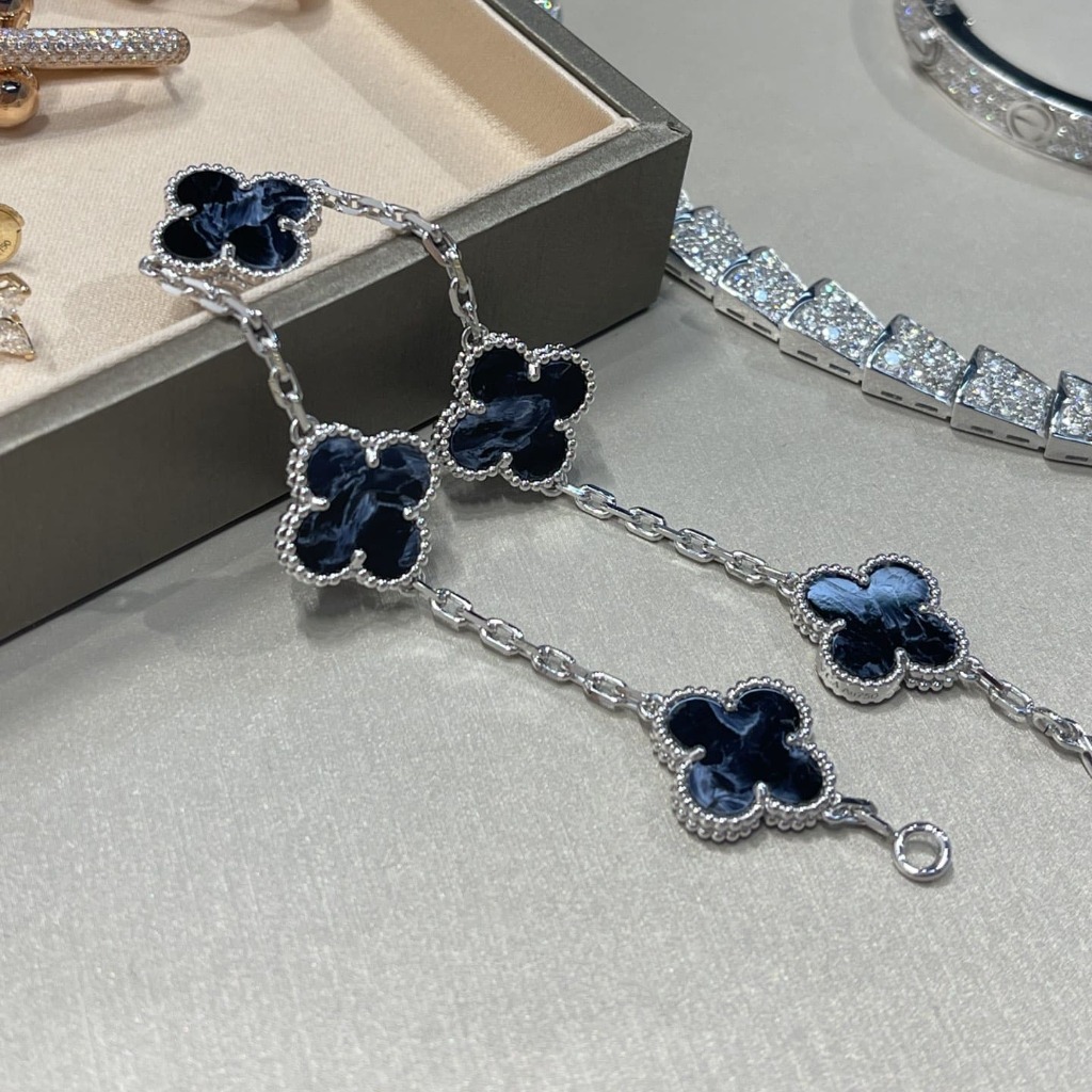 LẮC TAY VAN CLEEF & ARPELS PIETERSITE ĐÁ GIÔNG BÃO