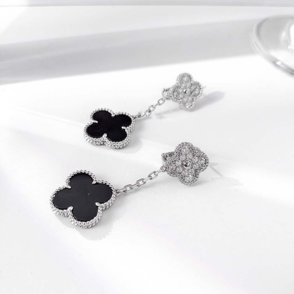 Bông tai Van Cleef & Arpels đá Onyx vàng trắng 18K  (Liên hệ để biết giá)