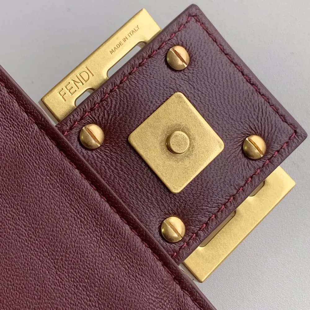 TÚI Fendi Women Medium Baguette da màu nâu đỏ