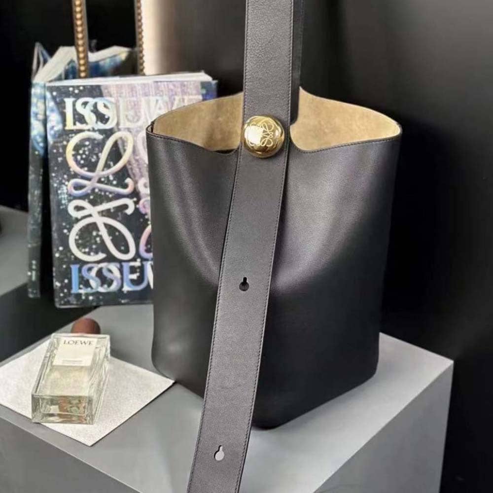 TÚI LOEWE Unisex Medium Pebble Bucket Bag in Mellow Calfskin-Black