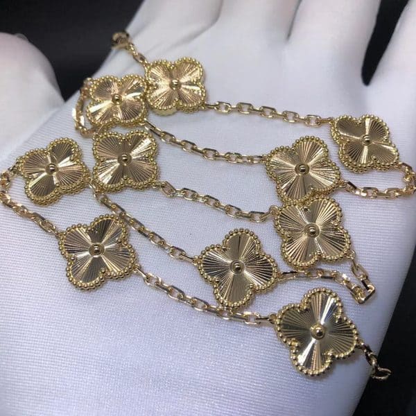 Hoa tai Van Cleef Vintage Alhambra Guilloché vàng 18K  (Liên hệ để biết giá)