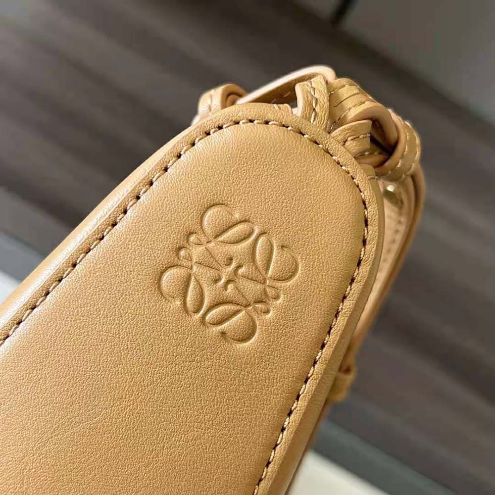 TÚI LOEWE Mini Hammock Hobo bằng da bê màu nâu