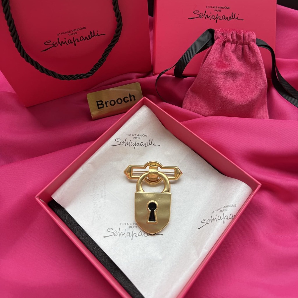 TRÂM CÀI ÁO SCHIAPARELLI PARIS HÌNH CHIẾC Ổ KHÓA