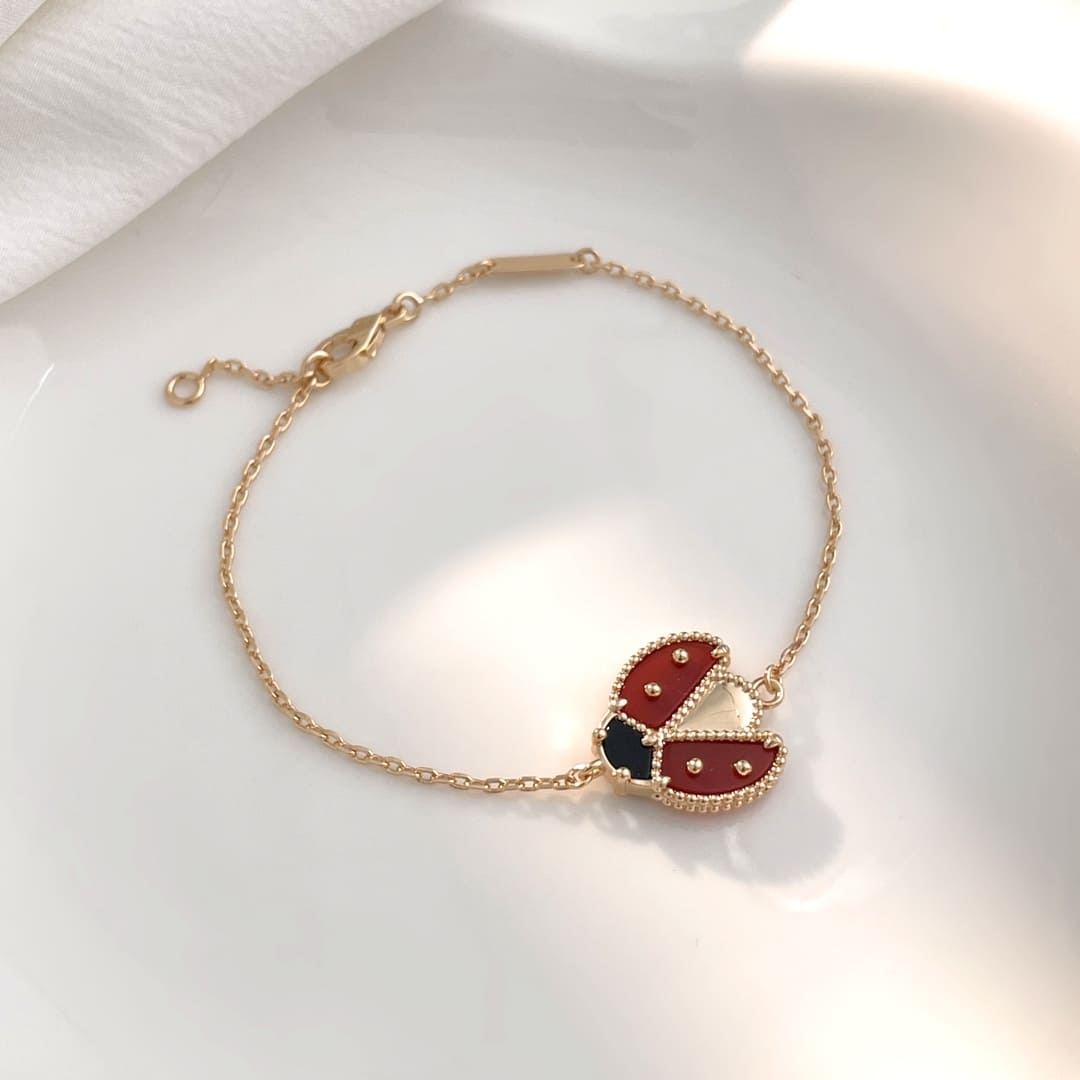 Lắc tay Van Cleef & Arpels bọ rùa đá Carnelian vàng hồng 18K  (Liên hệ để biết giá)
