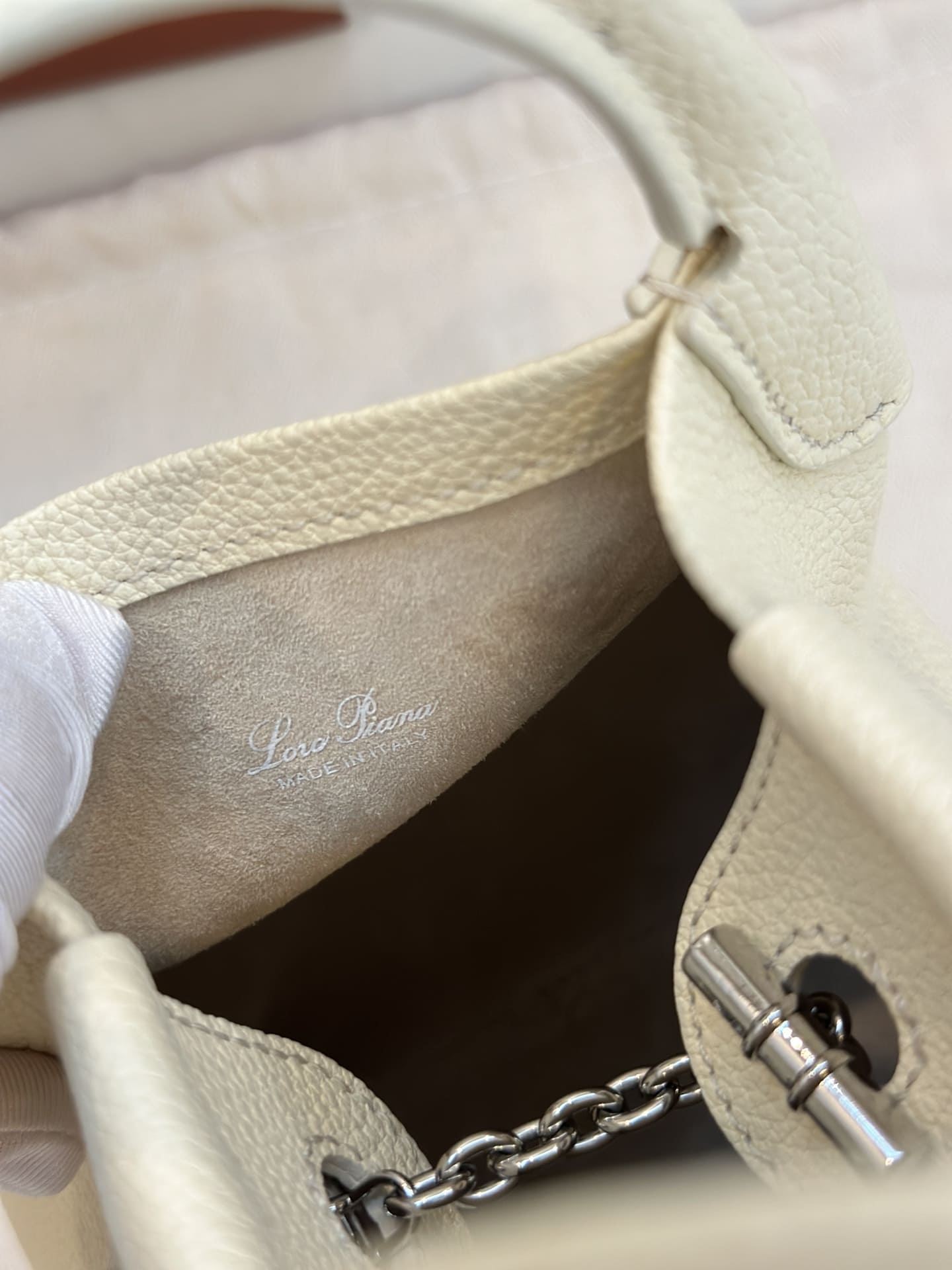 TÚI Loro Piana Bale Micro bằng da bê màu trắng