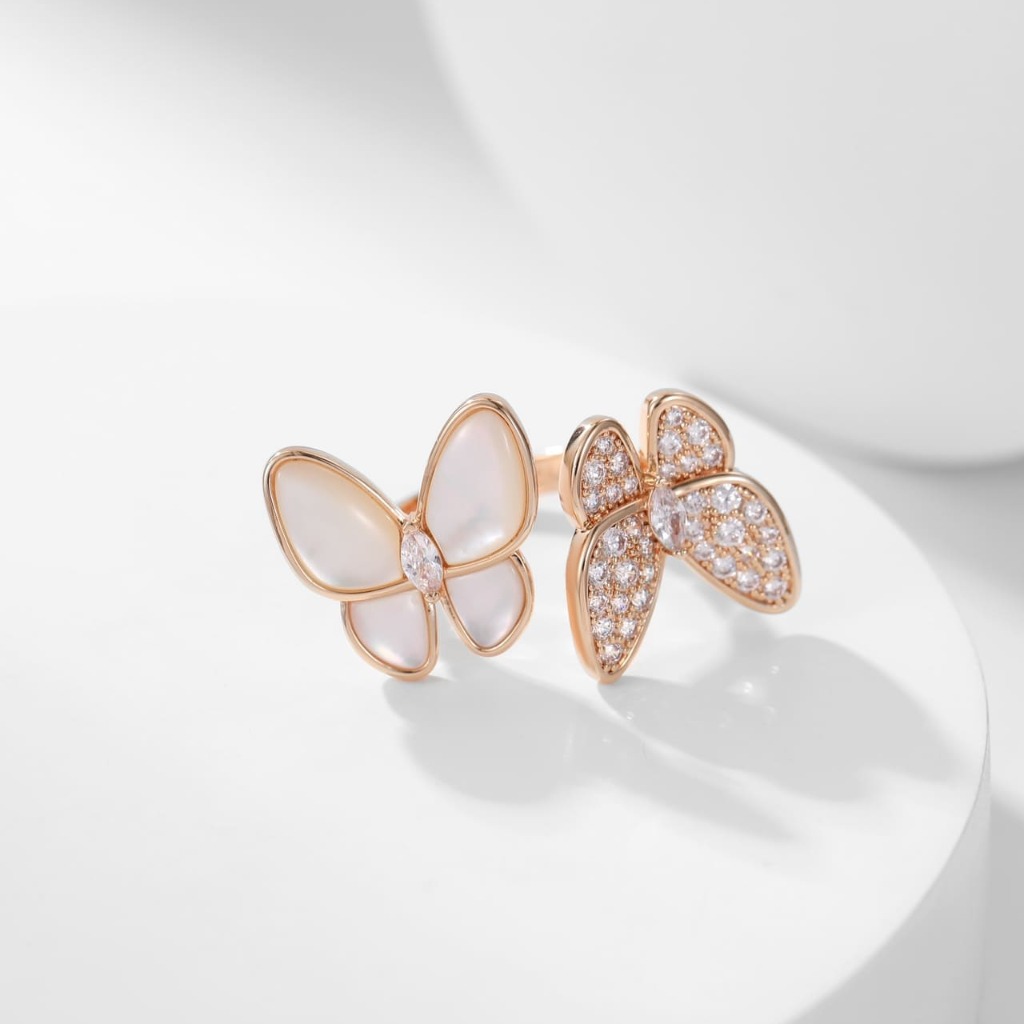 Nhẫn Van Cleef & Arpels Butterfly ngọc trai vàng hồng 18K  (Liên hệ để biết giá)