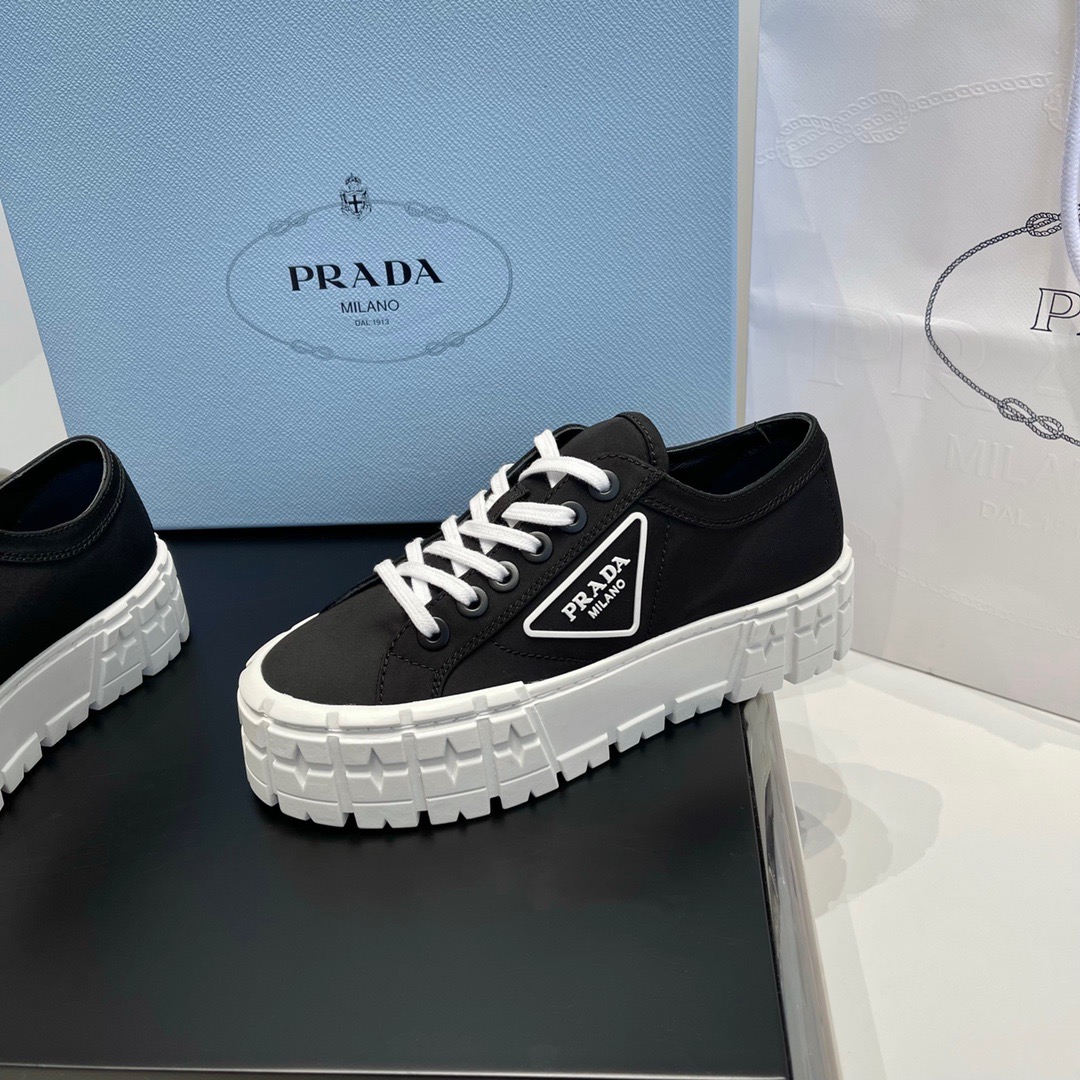 GIÀY PRADA TRIANGLE LOGO SNEAKERS SHOES