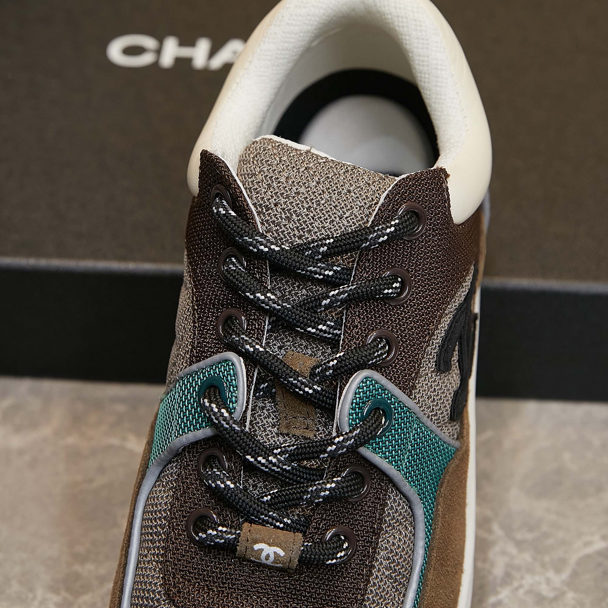 GIÀY CHANEL BROWN SUEDE LOGO SNEAKERS