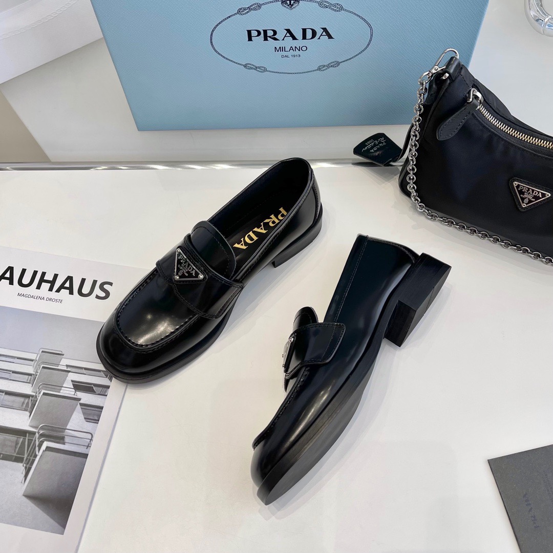 GIÀY PRADA TRIANGLE LOGO LOAFER SHOES