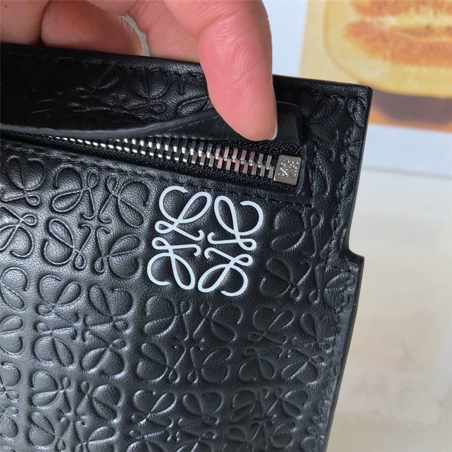 Túi LOEWE new embossed leather T-Pouch clutch Black