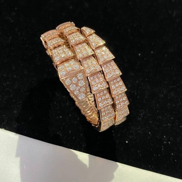 Vòng tay Bulgari Double Coil Diamond Paved Serpenti Viper bằng vàng hồng 18K (Liên hệ để biết giá)