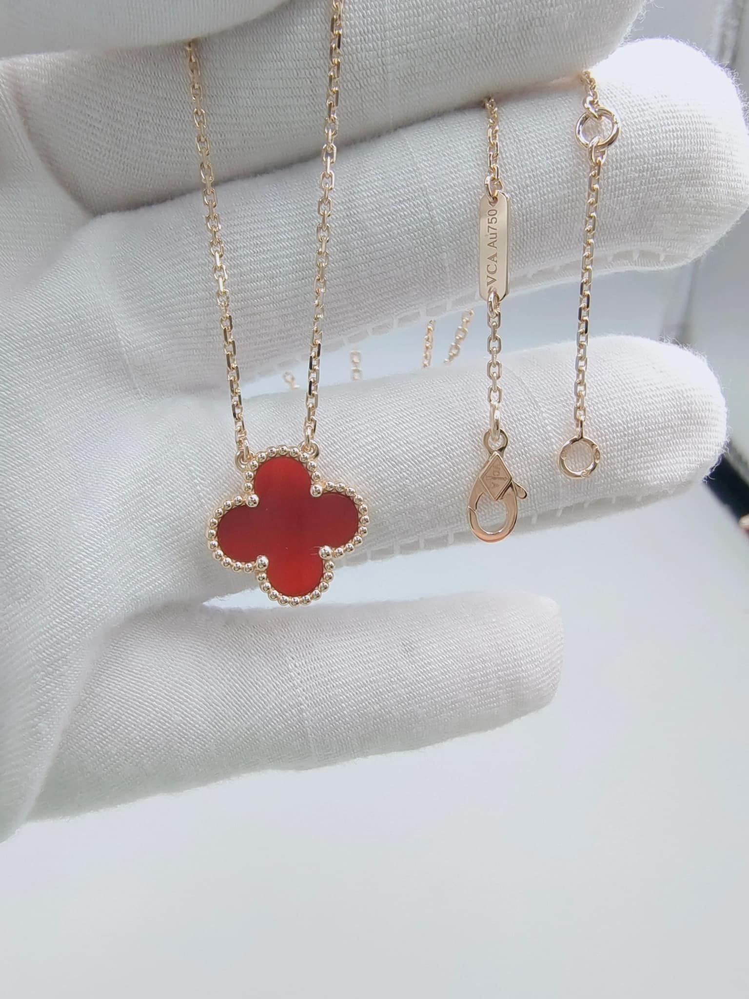 Vòng cổ Van Cleef & Arpels Carnelian vàng hồng 18K