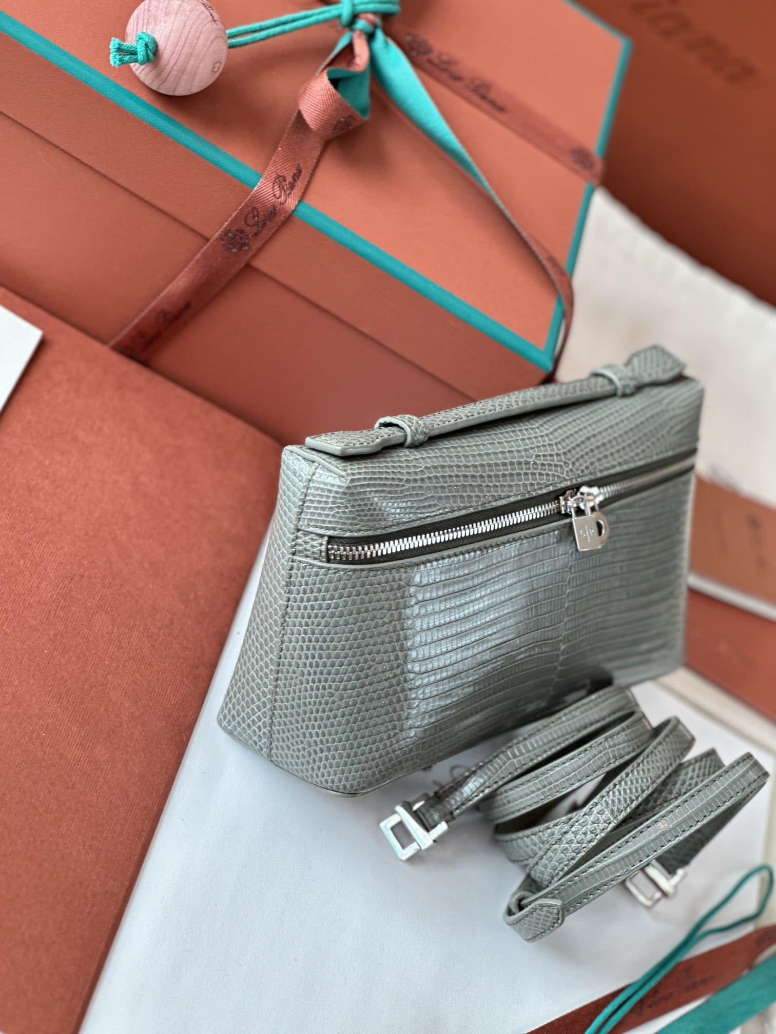 TÚI Loro Piana Women Extra bằng da thằn lằn(Liên hệ để được giá tốt nhất)