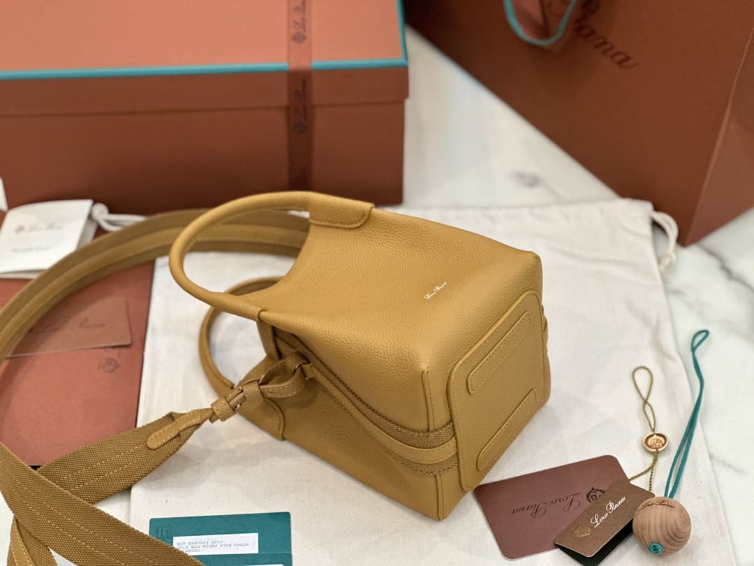 TÚI Loro Piana Bale Micro bằng da bê màu nâu