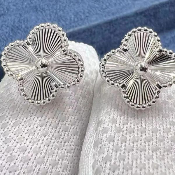 Hoa tai Van Cleef & Arpels Vintage Alhambra Guilloche vàng trắng 18K  (Liên hệ để biết giá)