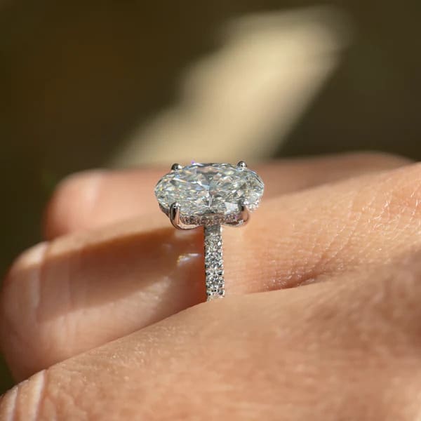 Nhẫn Moissanite và kim cương nhân tạo hình bầu dục vàng trắng 18K