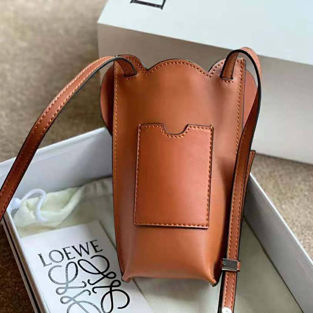TÚI LOEWE Elephant Pocket bằng da bê cổ điển màu nâu