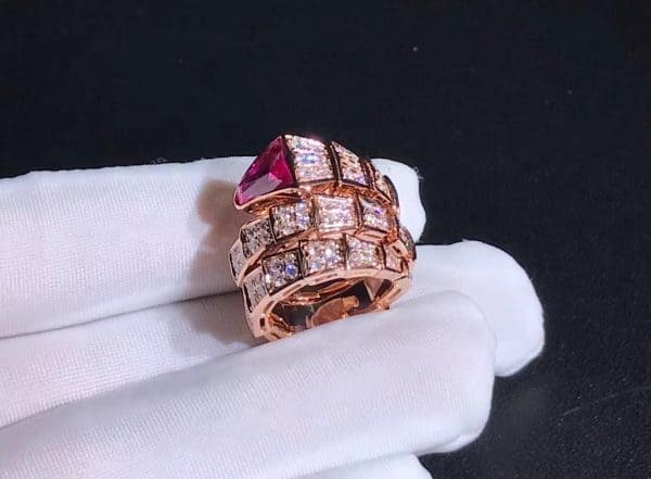 Nhẫn Bvlgari Rose Gold 18K Full Pavé Diamonds và Rubellite Serpenti Viper Two-Cloth Ring (Liên hệ để biết giá)