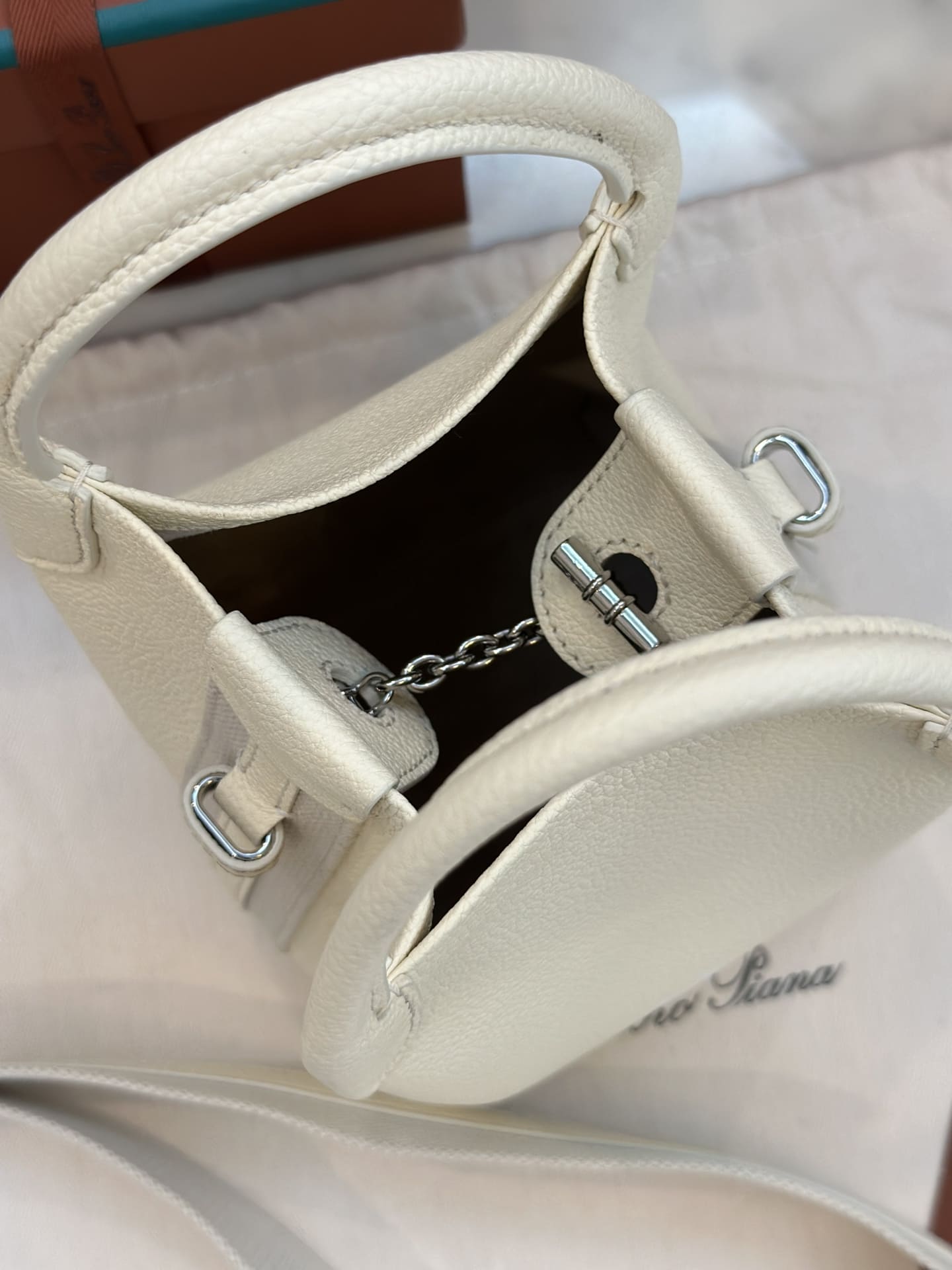 TÚI Loro Piana Bale Micro bằng da bê màu trắng