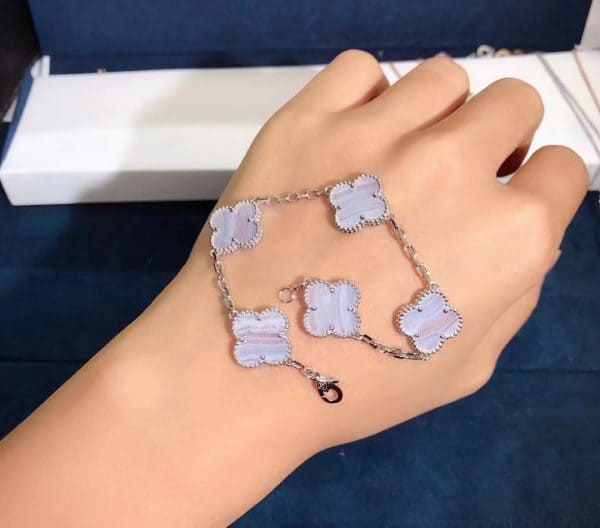 Vòng tay họa tiết Alhambra 5 Vintage bằng vàng trắng và đá Chalcedony 18k của Van Cleef & Arpels 18K  (Liên hệ để biết giá)