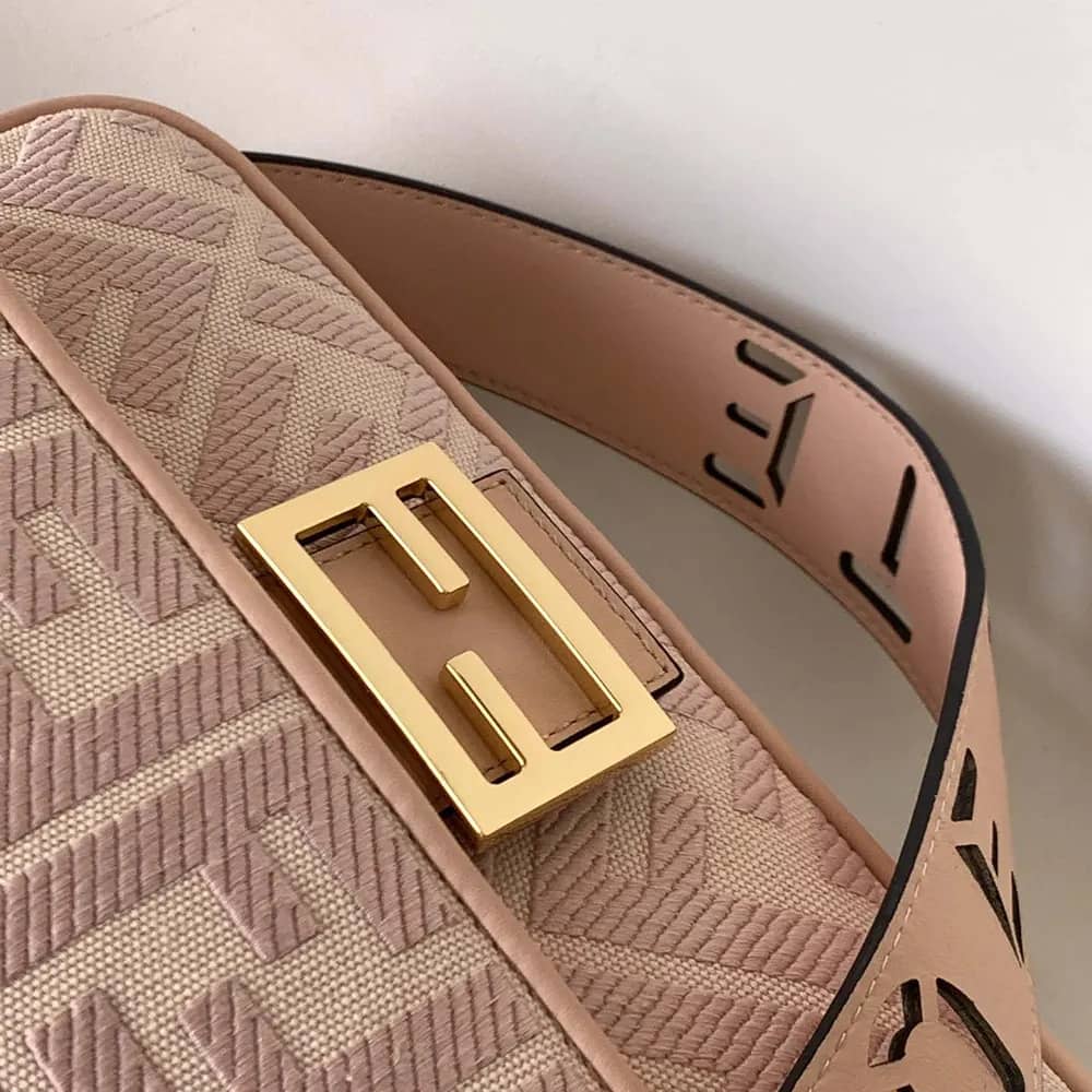 TÚI Fendi Women Baguette màu hồng nhạt denim thêu họa tiết FF