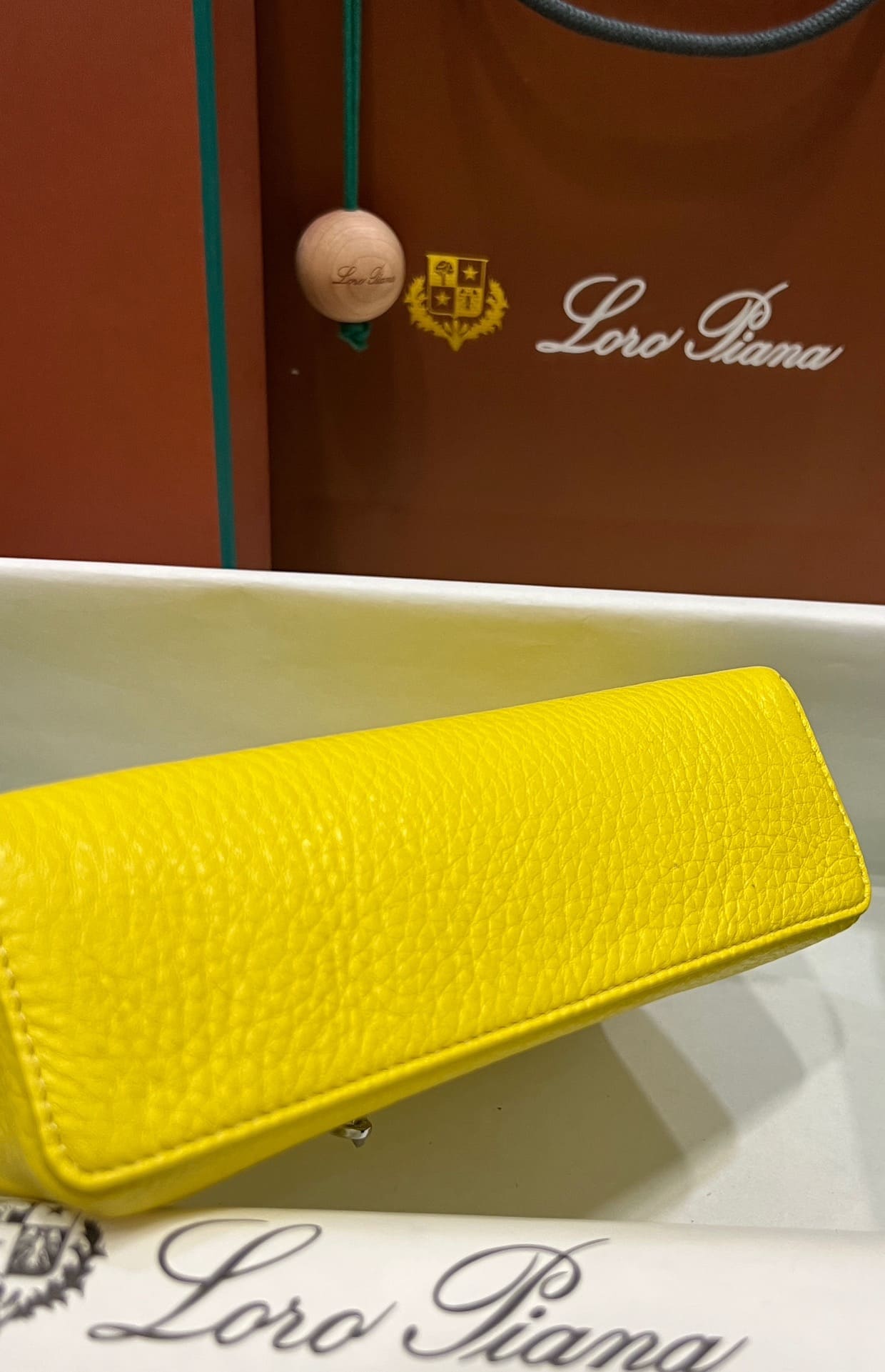 TÚI Loro Piana Women Extra bằng da bê màu vàng