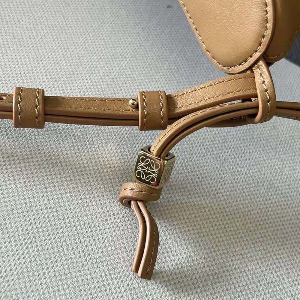 TÚI LOEWE Mini Hammock Hobo bằng da bê màu nâu