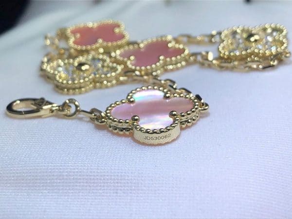 Vòng tay vàng vàng 18k đính 5 họa tiết Van Cleef & Arpels Vintage Alhambra màu hồng xà cừ và kim cương 18K  (Liên hệ để biết giá)