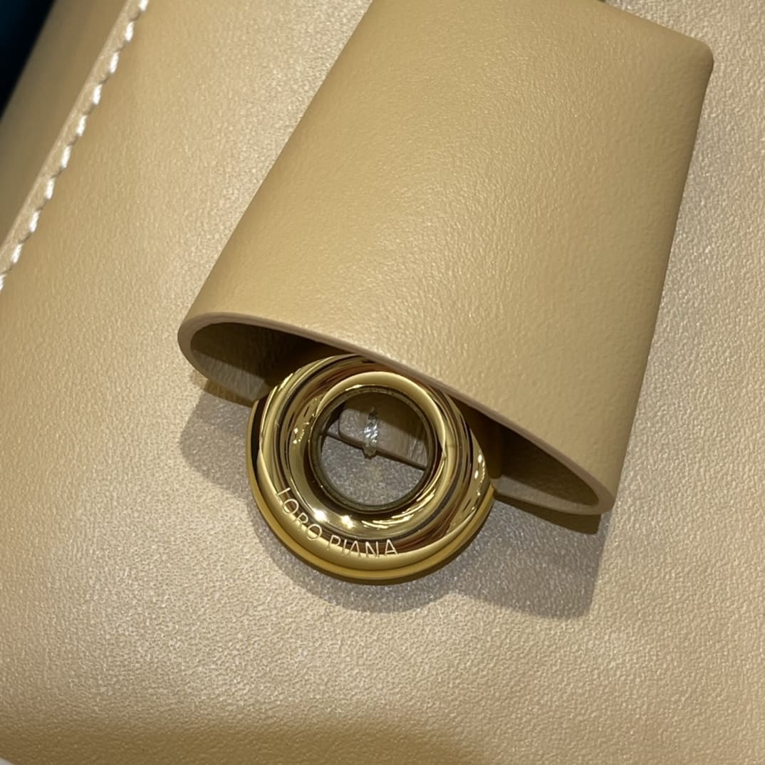 TÚI Loro Piana Women Extra bằng da bê màu nâu nhạt