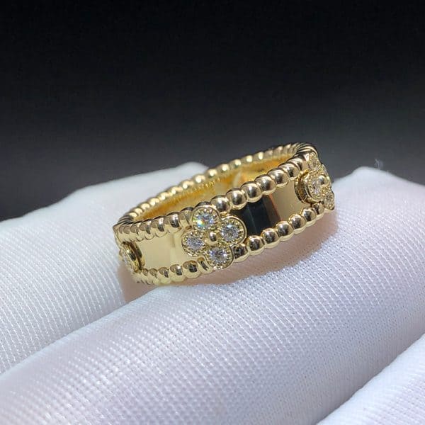 Nhẫn Van Cleef & Arpels vàng 18K kim cương Sweet Perlee Clovers 18K  (Liên hệ để biết giá)