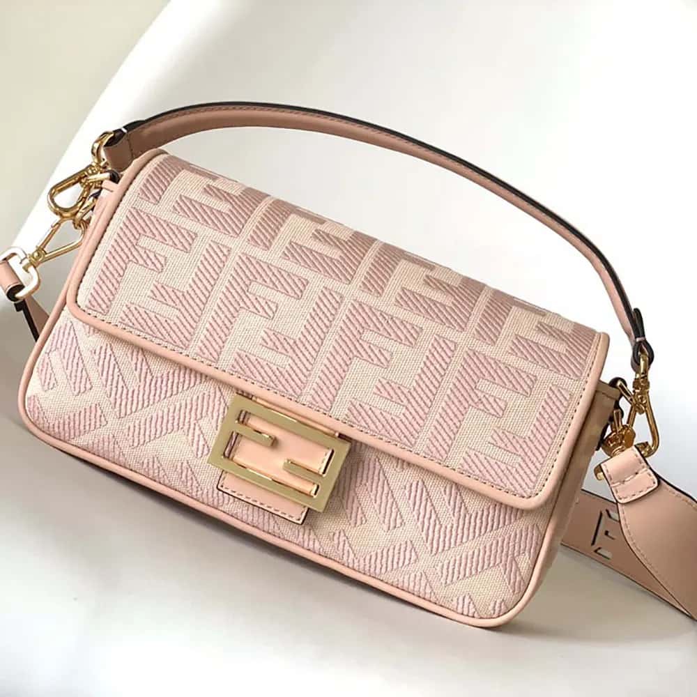 TÚI Fendi Women Baguette màu hồng nhạt denim thêu họa tiết FF