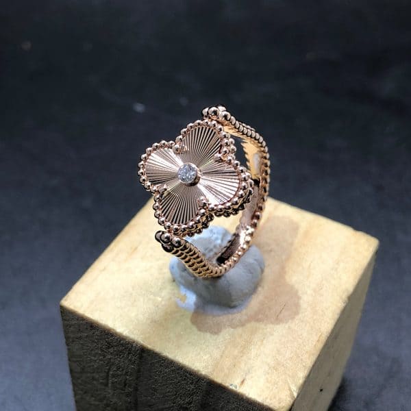 Nhẫn Van Cleef & Arpels Vintage Alhambra có thể đảo ngược bằng vàng hồng 18K Guilloché và Carnelian 18K  (Liên hệ để biết giá)