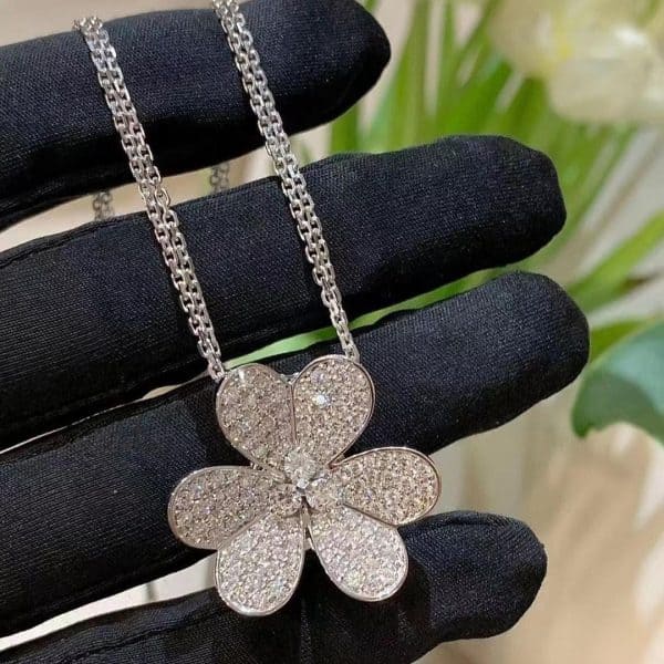 Mặt dây chuyền kẹp kim cương Frivole bằng vàng trắng 18k của Van Cleef & Arpels, mẫu rất lớn 18K  (Liên hệ để biết giá)
