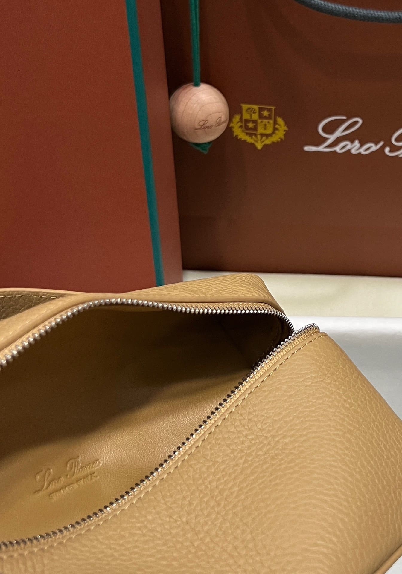 TÚI Loro Piana Women Extra bằng da bê màu vàng cát