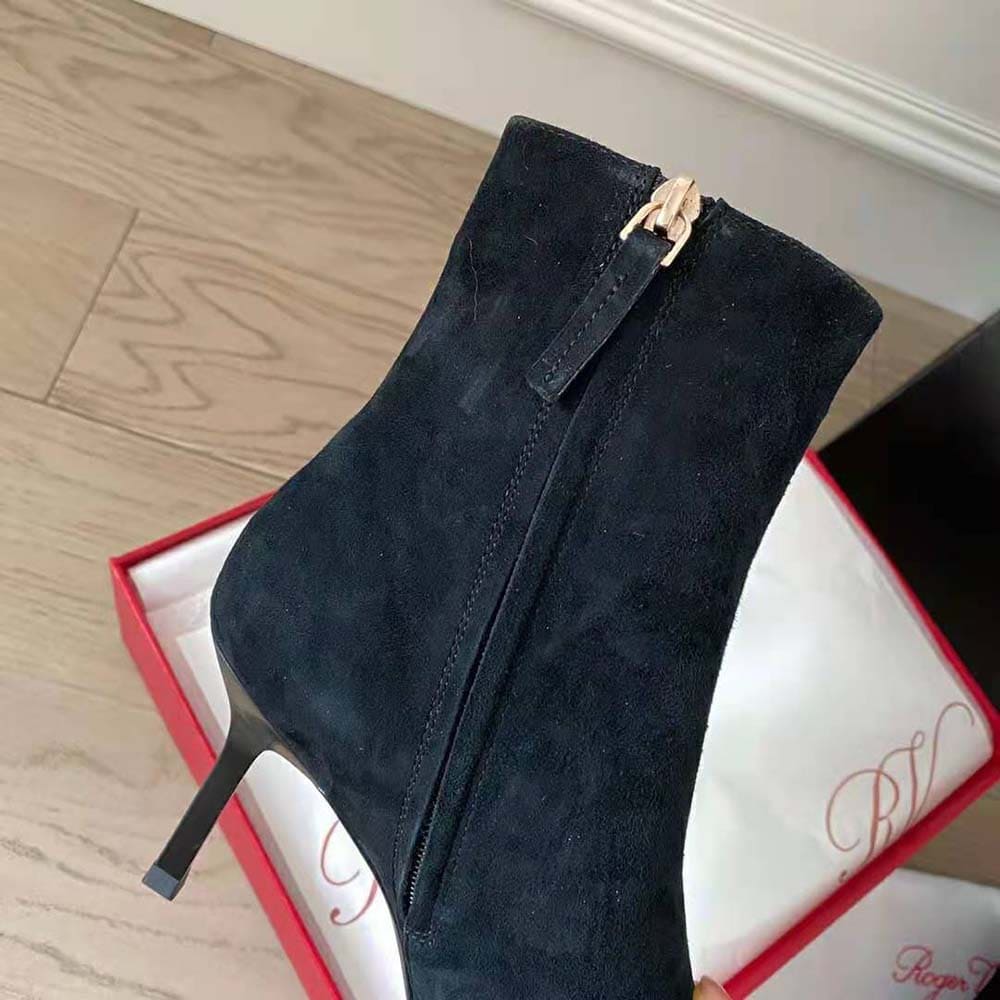 GIÀY Roger Vivier Women Viv’ Choc Metal Buckle Booties in Suede-Black