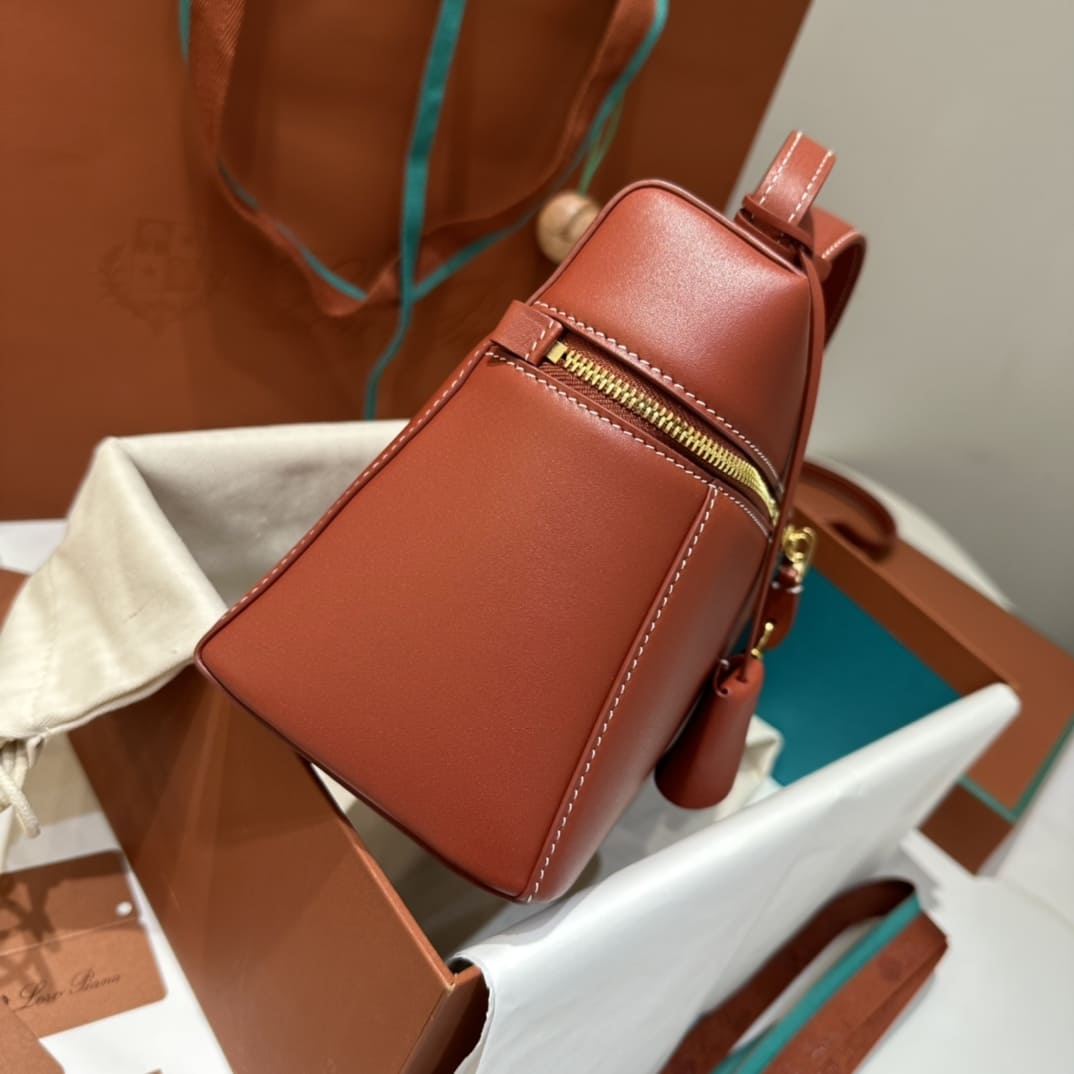 TÚI Loro Piana Women Extra bằng da bê màu nâu đỏ