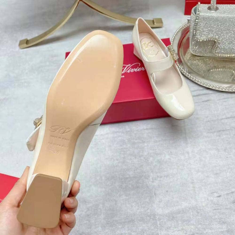 GIÀY Roger Vivier Women Très Vivier Rhinestone Buckle Babies Pumps-White