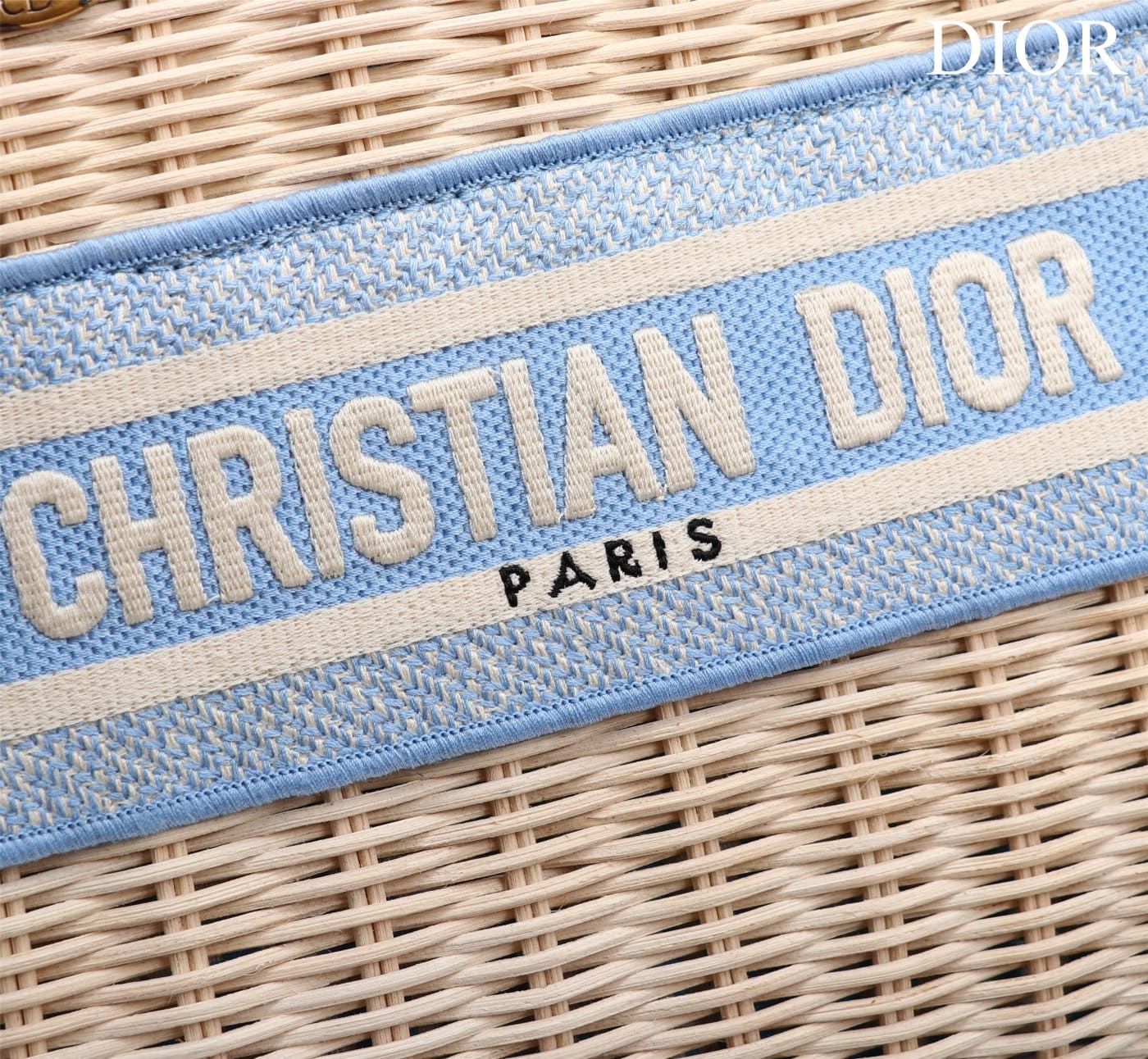 TÚI Dior Women Medium Lady Dior Bag Natural Wicker and Light Blue Dior Oblique Jacquard dệt tay bằng liễu gai